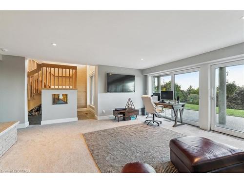 7286 Bell School Line, Milton, ON - Indoor Photo Showing Living Room