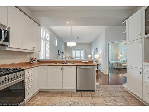 2177 Forest Gate Park, Oakville, ON - Indoor Photo Showing Kitchen With Double Sink