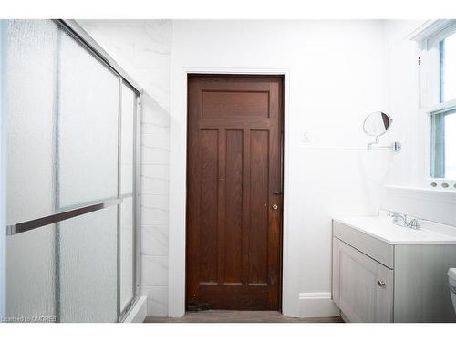 480 Colborne Street, Brantford, ON - Indoor Photo Showing Bathroom