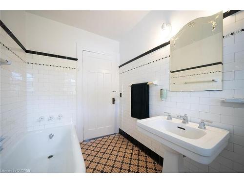 480 Colborne Street, Brantford, ON - Indoor Photo Showing Bathroom