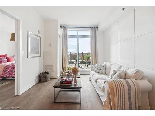 313-2490 Old Bronte Road, Oakville, ON - Indoor Photo Showing Living Room