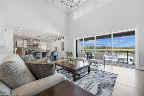 37 Eleventh Road E, Stoney Creek, ON - Indoor Photo Showing Living Room