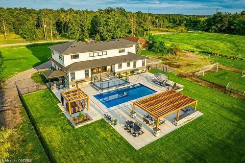 37 Eleventh Road E, Stoney Creek, ON - Outdoor With In Ground Pool