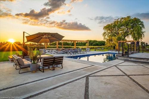 37 Eleventh Road E, Stoney Creek, ON - Outdoor With In Ground Pool