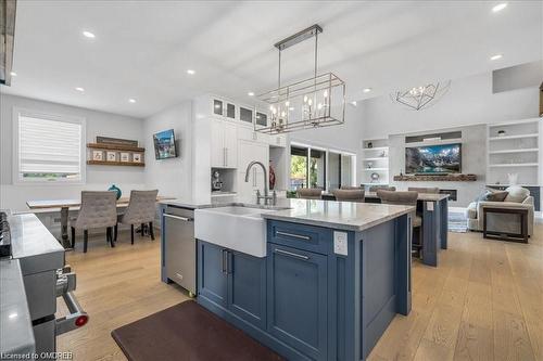 37 Eleventh Road E, Stoney Creek, ON - Indoor Photo Showing Kitchen With Upgraded Kitchen