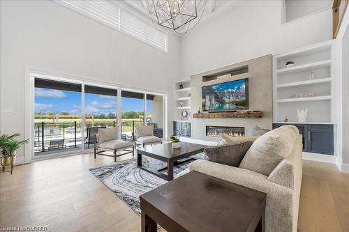 37 Eleventh Road E, Stoney Creek, ON - Indoor Photo Showing Living Room