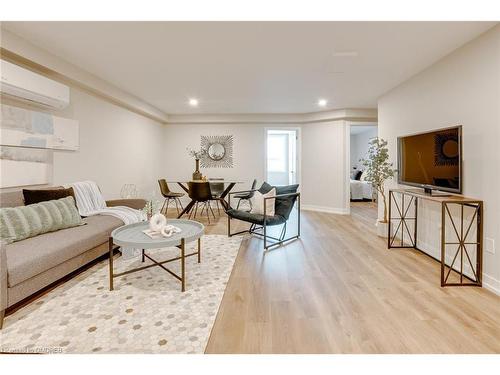 A-303-1083 Main Street E, Hamilton, ON - Indoor Photo Showing Living Room