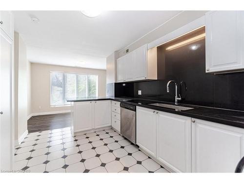 5-312 Reynolds Street, Oakville, ON - Indoor Photo Showing Kitchen