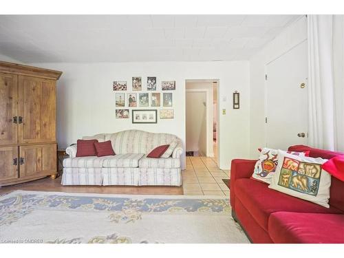 17 Tally Ho Drive, Dundas, ON - Indoor Photo Showing Living Room