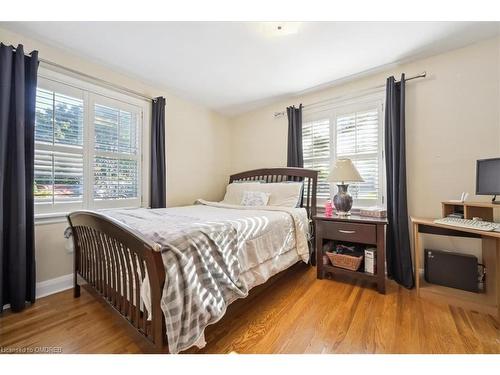 17 Tally Ho Drive, Dundas, ON - Indoor Photo Showing Bedroom