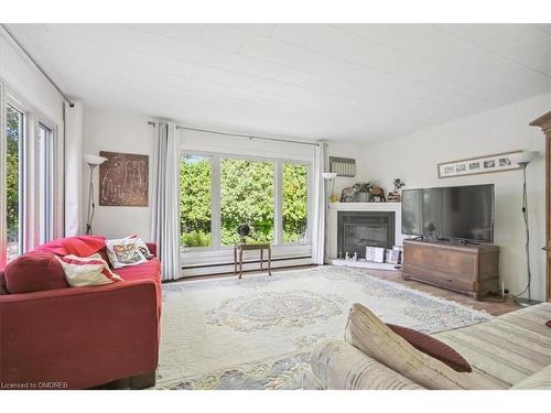 17 Tally Ho Drive, Dundas, ON - Indoor Photo Showing Living Room