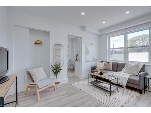 C-201-1083 Main Street E, Hamilton, ON - Indoor Photo Showing Living Room