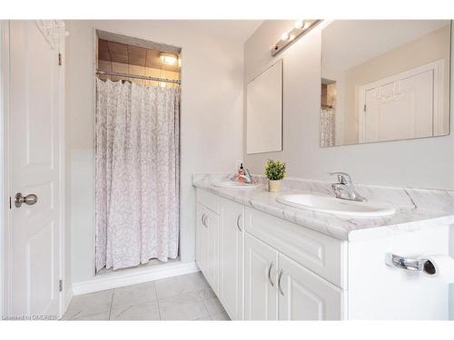 27 Savage Drive, Waterdown, ON - Indoor Photo Showing Bathroom