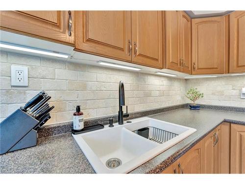 41-17 Quail Drive, Hamilton, ON - Indoor Photo Showing Kitchen With Double Sink