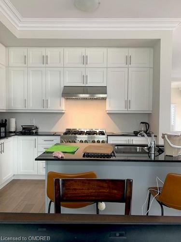 95 Viva Gardens, Oakville, ON - Indoor Photo Showing Kitchen With Double Sink