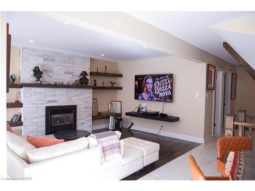 10 Anne Court, Grimsby, ON - Indoor Photo Showing Living Room With Fireplace