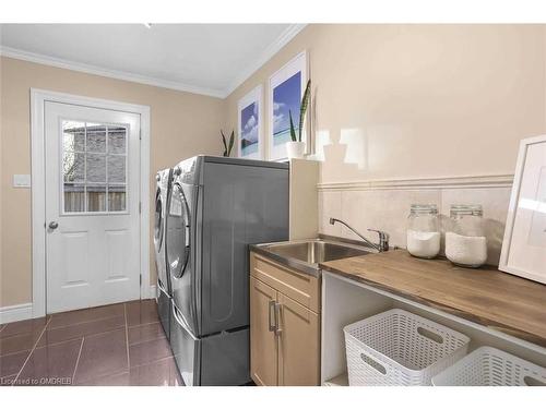 10 Anne Court, Grimsby, ON - Indoor Photo Showing Laundry Room