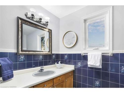 10 Anne Court, Grimsby, ON - Indoor Photo Showing Bathroom