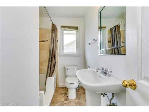 2 Lakeview Avenue, St. Catharines, ON - Indoor Photo Showing Bathroom