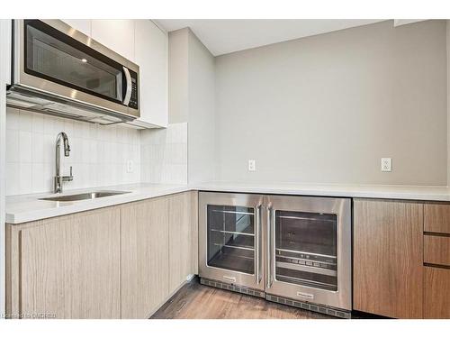 202-1440 Clarriage Court, Milton, ON - Indoor Photo Showing Kitchen