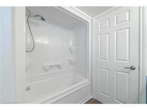 201-1491 Maple Avenue, Milton, ON - Indoor Photo Showing Bathroom