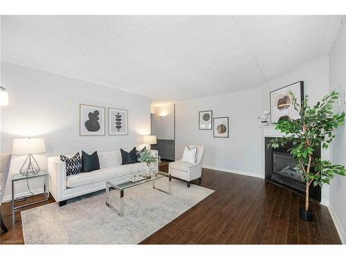 201-1491 Maple Avenue, Milton, ON - Indoor Photo Showing Living Room