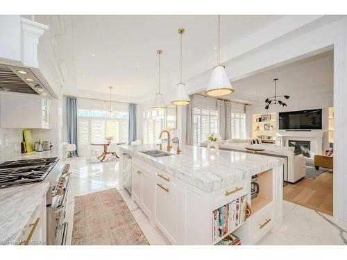 3100 Daniel Way, Oakville, ON - Indoor Photo Showing Kitchen With Upgraded Kitchen