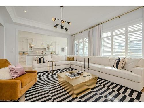 3100 Daniel Way, Oakville, ON - Indoor Photo Showing Living Room