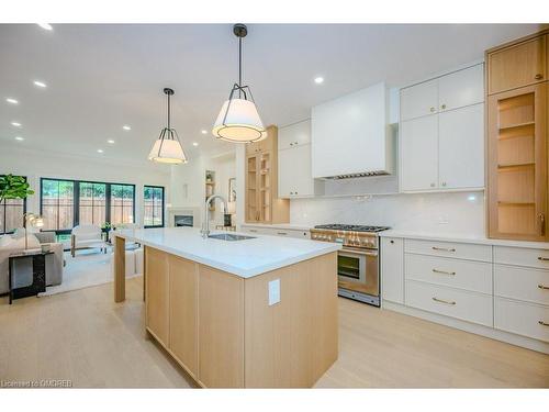 152 Chisholm Street, Oakville, ON - Indoor Photo Showing Kitchen With Upgraded Kitchen