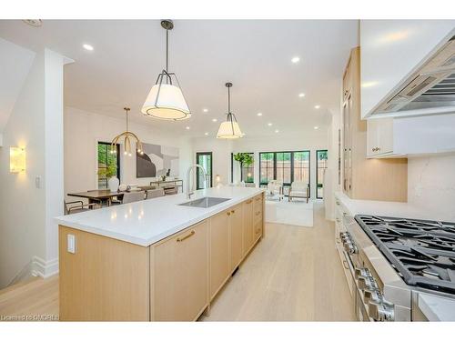 152 Chisholm Street, Oakville, ON - Indoor Photo Showing Kitchen With Upgraded Kitchen