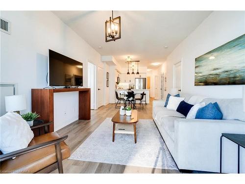 1110-58 Marine Parade Drive, Toronto, ON - Indoor Photo Showing Living Room