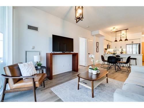 1110-58 Marine Parade Drive, Toronto, ON - Indoor Photo Showing Living Room