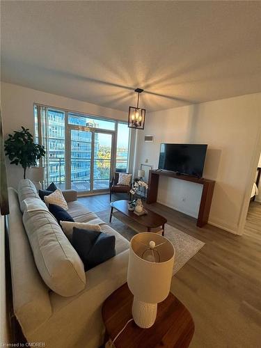 1110-58 Marine Parade Drive, Toronto, ON - Indoor Photo Showing Living Room