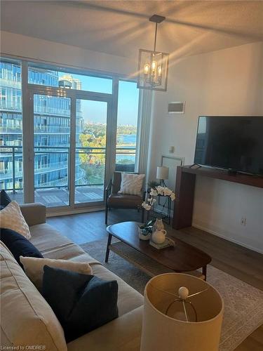 1110-58 Marine Parade Drive, Toronto, ON - Indoor Photo Showing Living Room