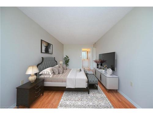 310-2199 Sixth Line, Oakville, ON - Indoor Photo Showing Bedroom