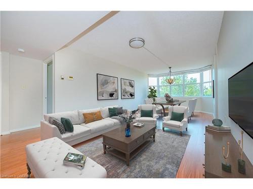 310-2199 Sixth Line, Oakville, ON - Indoor Photo Showing Living Room