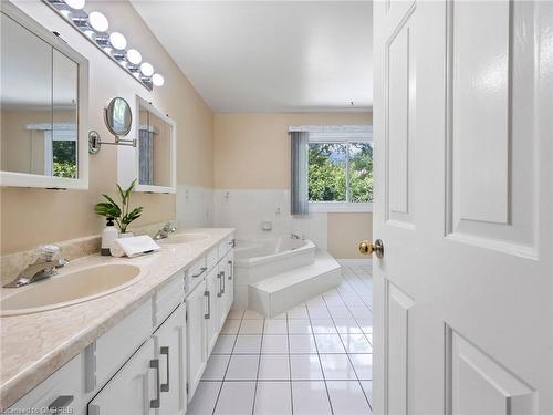 3569 Belvedere Crescent, Mississauga, ON - Indoor Photo Showing Bathroom