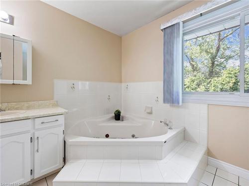 3569 Belvedere Crescent, Mississauga, ON - Indoor Photo Showing Bathroom