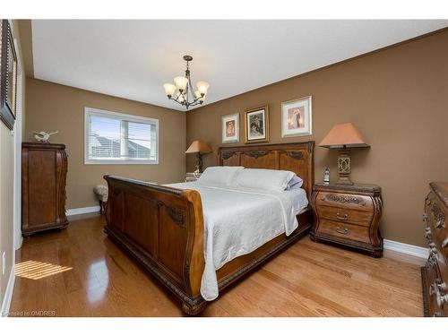 77 Mowat Crescent, Halton Hills, ON - Indoor Photo Showing Bedroom