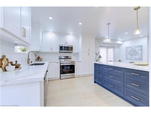 1095 Queens Avenue, Oakville, ON - Indoor Photo Showing Kitchen With Upgraded Kitchen