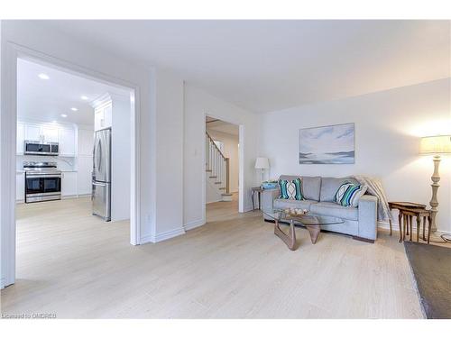 1095 Queens Avenue, Oakville, ON - Indoor Photo Showing Living Room