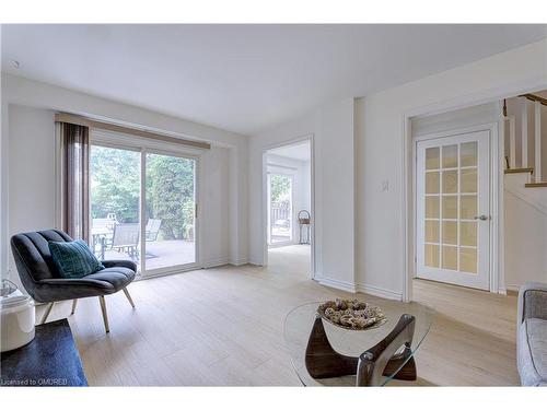 1095 Queens Avenue, Oakville, ON - Indoor Photo Showing Living Room