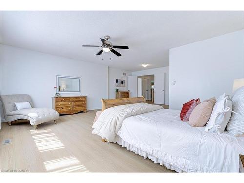 1095 Queens Avenue, Oakville, ON - Indoor Photo Showing Bedroom