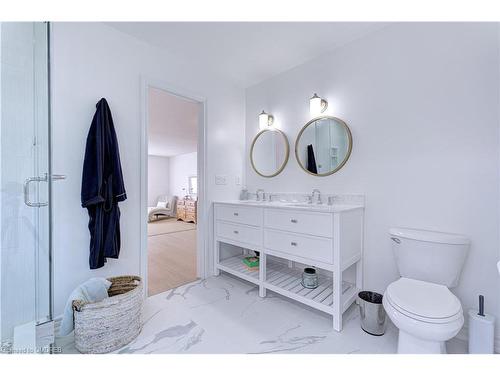 1095 Queens Avenue, Oakville, ON - Indoor Photo Showing Bathroom