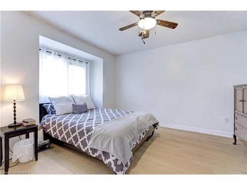 1095 Queens Avenue, Oakville, ON - Indoor Photo Showing Bedroom