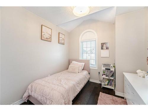 9 Dorchester Terrace, Stoney Creek, ON - Indoor Photo Showing Bedroom