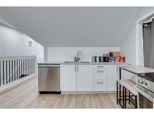 4-102 Wellington Street N, Hamilton, ON - Indoor Photo Showing Kitchen