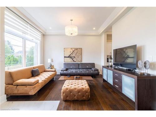 89 Russell Drive, Oakville, ON - Indoor Photo Showing Living Room