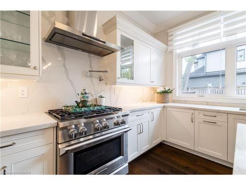 89 Russell Drive, Oakville, ON - Indoor Photo Showing Kitchen With Upgraded Kitchen