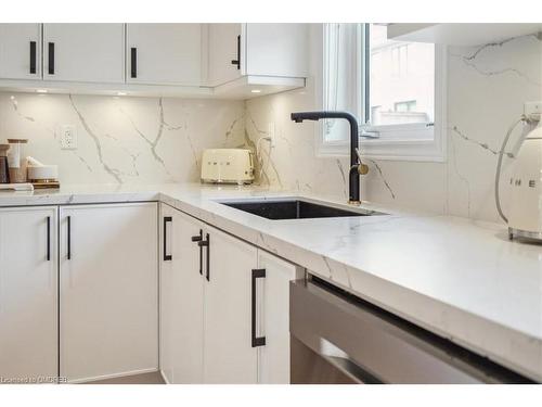 29 Rapids Lane, Hamilton, ON - Indoor Photo Showing Kitchen